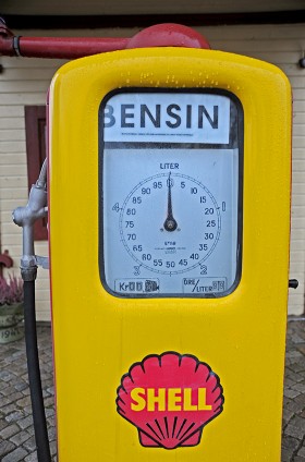 99 öre per liter kostade bensinen som kom ut ur den här pumpen då det begav sig.
