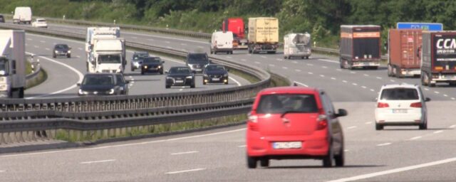 Svenska turister bränner däck på Autobahn