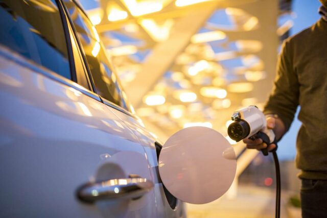 Ny undersökning visar – tjänstebilsförarna vill köra elbil men räckvidden är ett fortsatt hinder