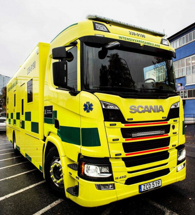 10 meter ambulanslastbil på chassi från Scania – och snart rullar en till