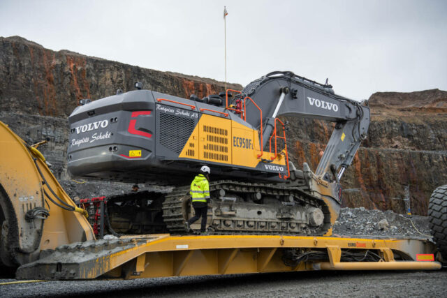 Volvos största grävmaskin jobbar i gruvan i Aitik