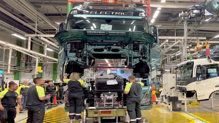 Volvo Lastvagnar startar serietillverkning av tunga eldrivna lastbilar