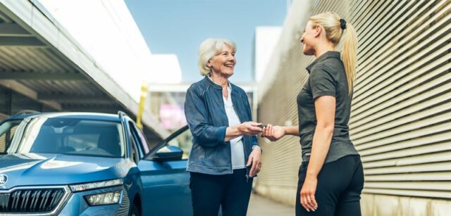 Kvinnliga bilförsäljare om svenskarna får välja