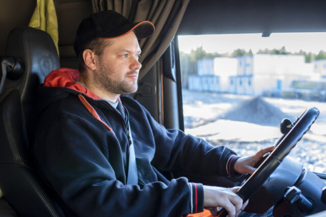 Snart kan du få köra tung lastbil med B-körkort – om den drivs med alternativa bränslen